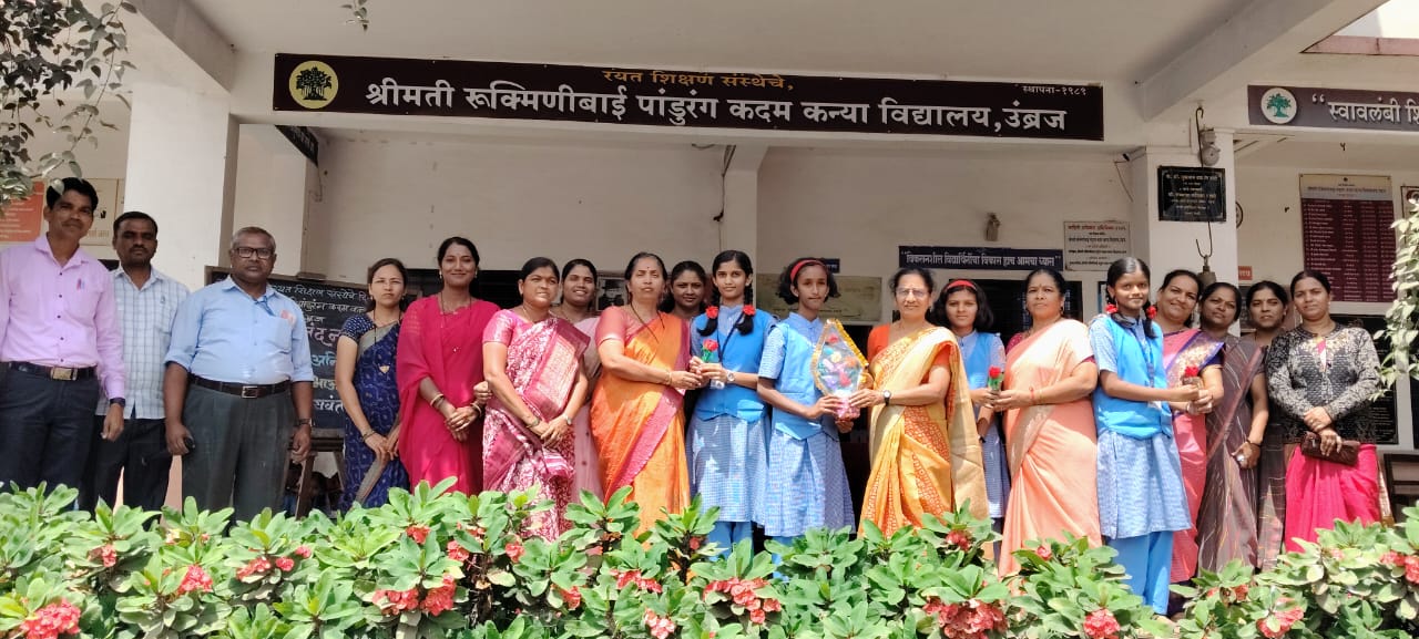 श्रीमती रुक्मिणीबाई कदम कन्या विद्यालय उंब्रजच्या विद्यार्थिनींचे योगा स्पर्धेत चमकदार यश